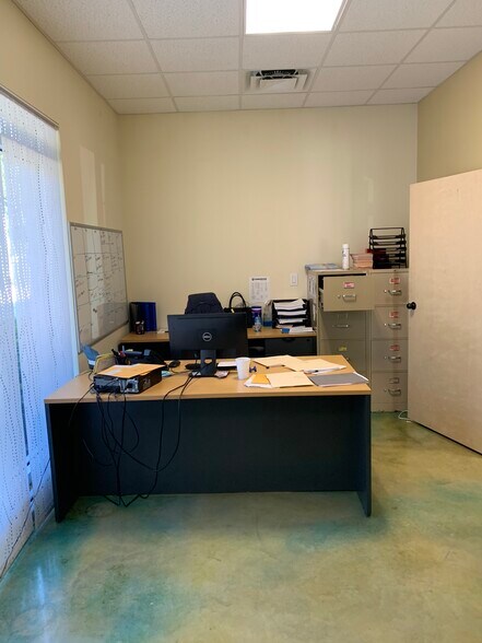 More Photos Of 7509 Pennsylvania Ave, Sarasota Showroom For Lease