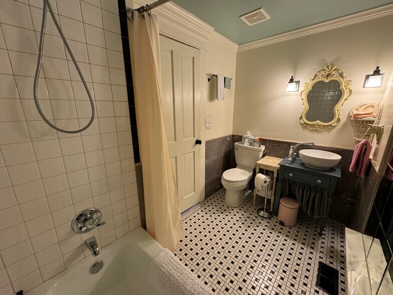 More Photos Of 224 W Chickasaw St, Tahlequah Hospitality For Sale