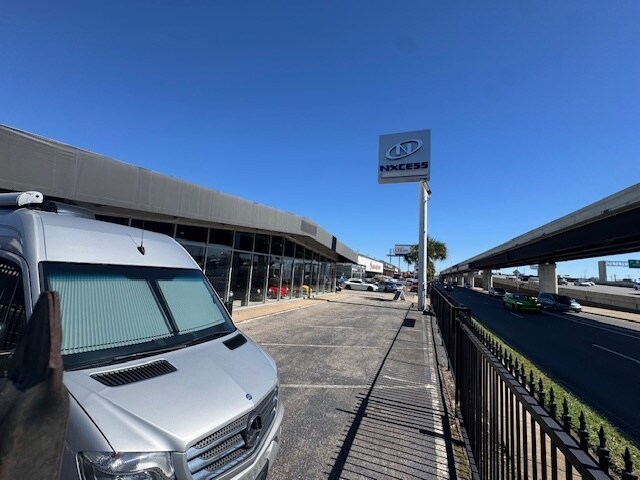 More Photos Of 5712 Southwest Fwy, Houston Auto Dealership For Lease