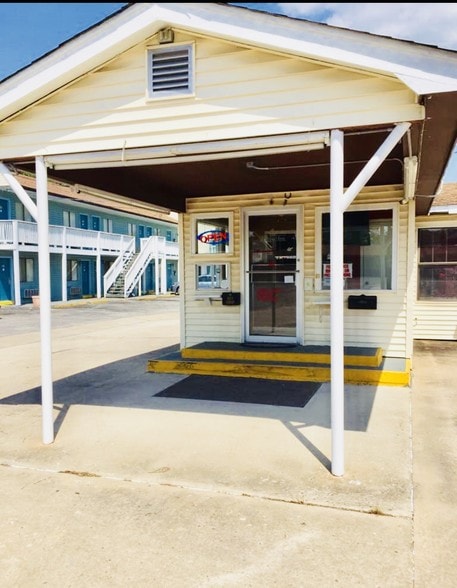 More Photos Of 626 W Market St, Bolivar Hotel For Sale