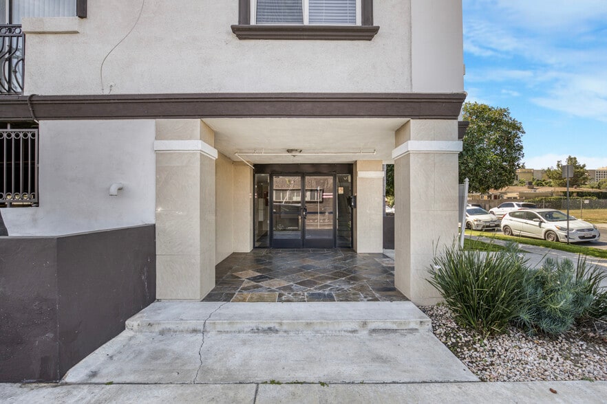 More Photos Of 5330 Satsuma Ave, North Hollywood Apartments For Sale