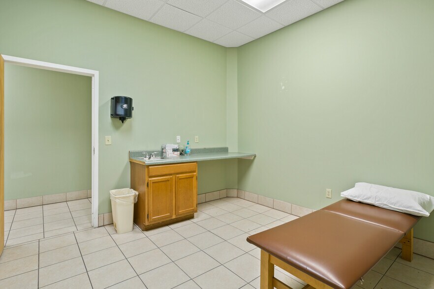 More Photos Of 2255 Dunn Ave, Jacksonville Medical For Lease