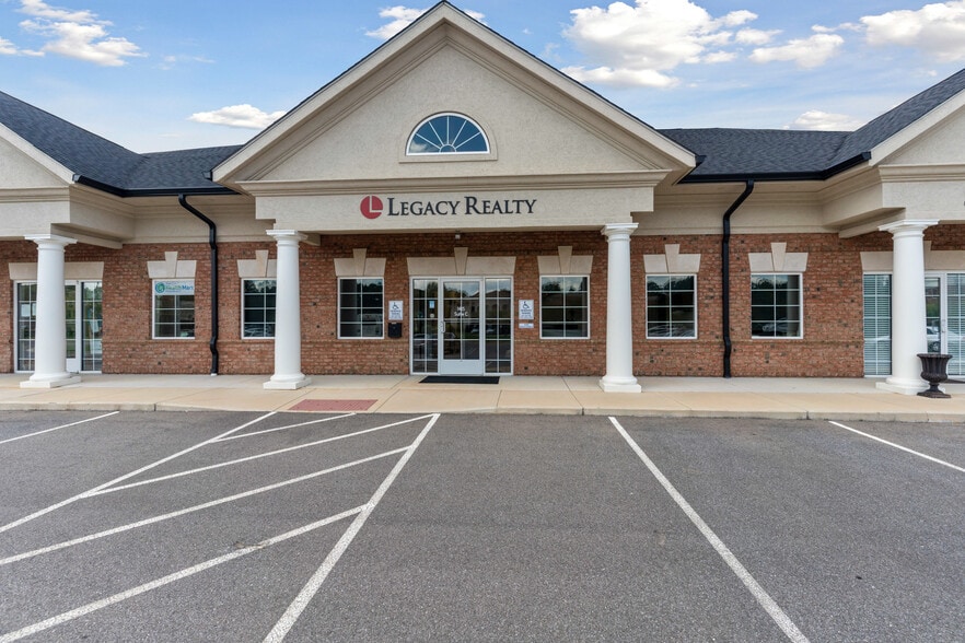 More Photos Of 1415 Crossings Center Dr, Forest Unknown For Lease