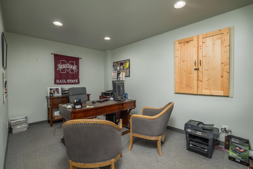 More Photos Of 208 Conway Dr, Columbus Showroom For Sale