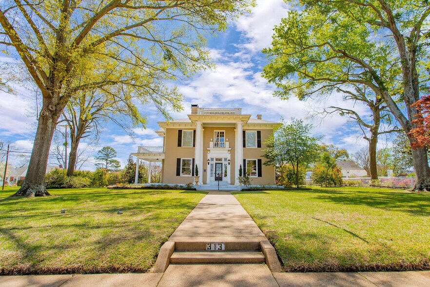 More Photos Of 313 E Charnwood St, Tyler Office For Lease