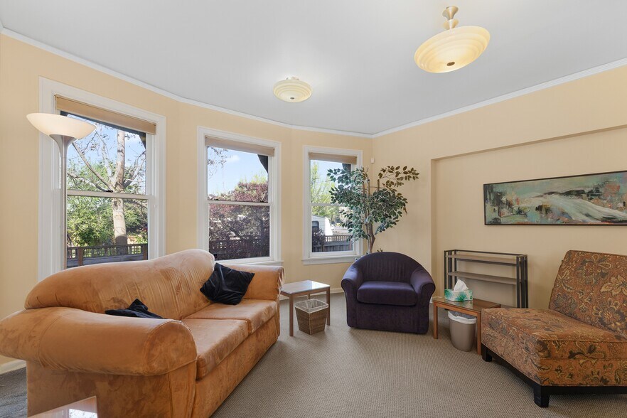 More Photos Of 1818 NE Irving St, Portland Office Residential For Sale