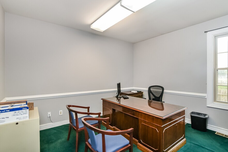 More Photos Of 1900 E Parham Rd, Henrico Office For Sale