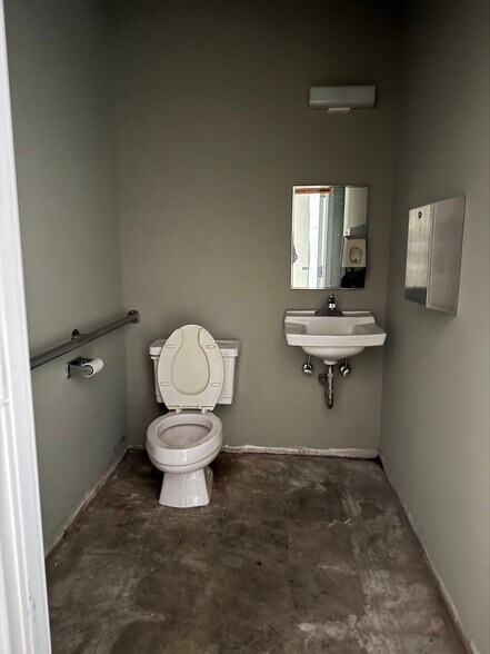 More Photos Of 3748 Reynolda Rd, Winston-Salem Freestanding For Lease