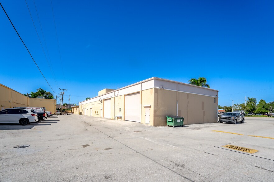 More Photos Of 182 Glades Rd, Boca Raton Freestanding For Lease