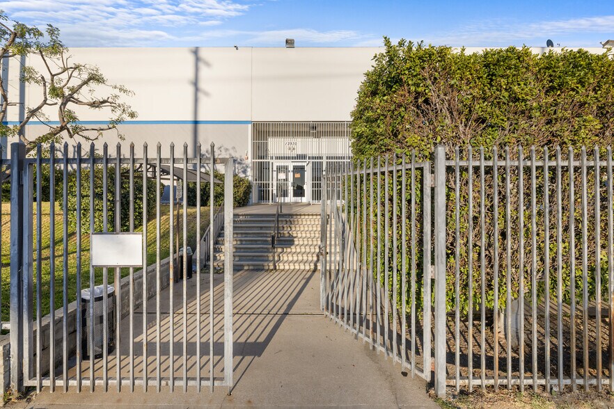 More Photos Of 12930 Bradley Ave, Sylmar Warehouse For Sale