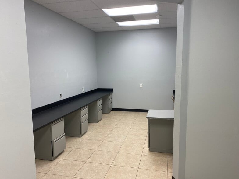 More Photos Of 10801 Sunset Plaza Cir, Fort Myers Showroom For Sale