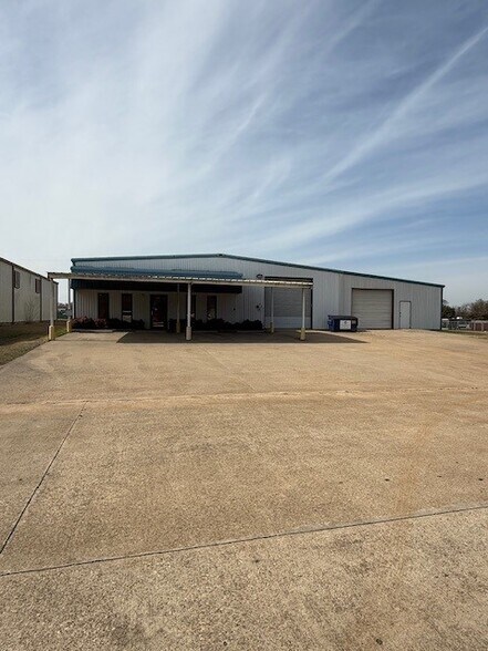 Primary Photo Of 103 Industrial Dr, Waxahachie Warehouse For Lease