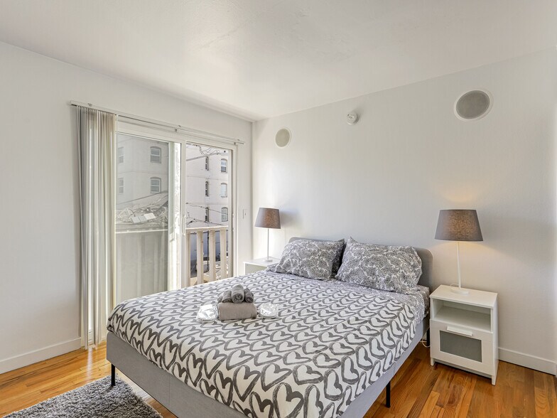 More Photos Of 14 Ozone Ave, Venice Apartments For Sale