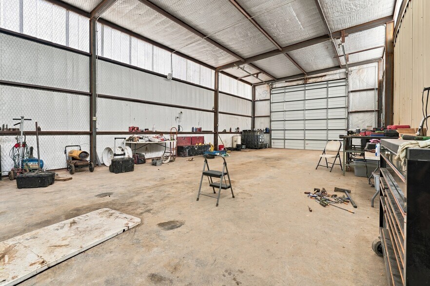 More Photos Of 1801 13th St, Levelland Light Distribution For Sale