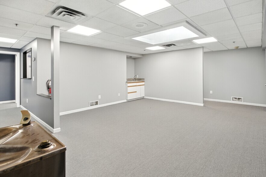 More Photos Of 4800 Joslyn Rd, Lake Orion Light Manufacturing For Sale