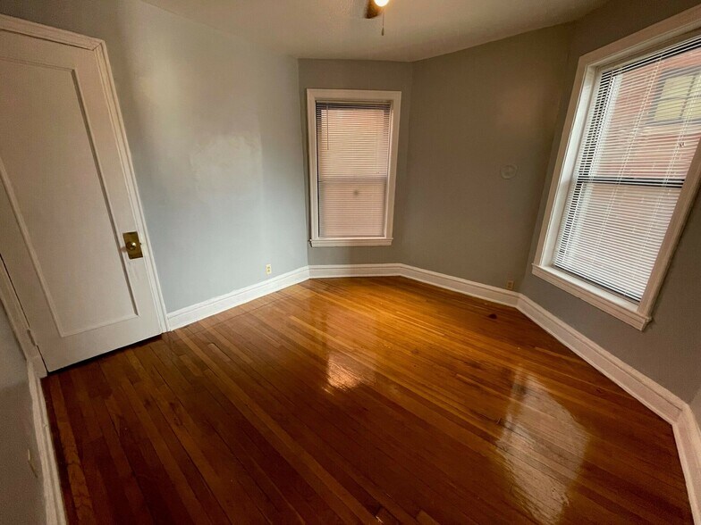 More Photos Of 544-554 E Oakwood Blvd, Chicago Apartments For Sale