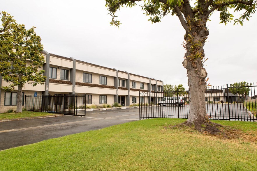 More Photos Of 1231-1241 E Warner Ave, Santa Ana Distribution For Lease
