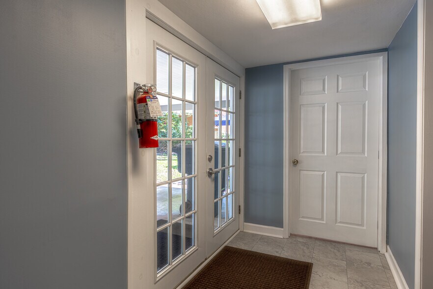 More Photos Of 3042 Brambleton Ave, Roanoke Office Residential For Sale