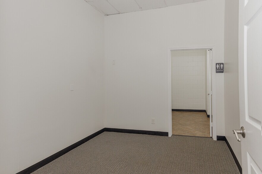 More Photos Of 4700-4750 Fm-2920, Spring Unknown For Lease