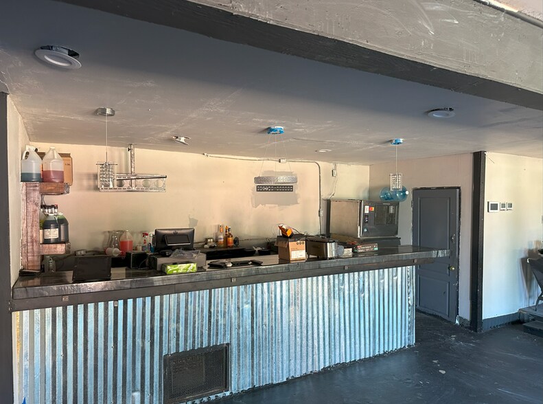 More Photos Of 308 E Hattie St, Fort Worth Bar For Sale