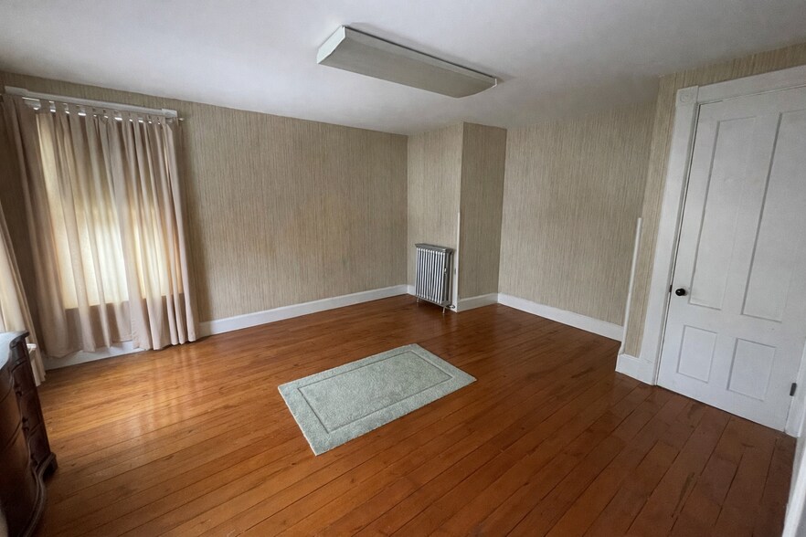 More Photos Of 8 W High St, East Hampton Office For Sale