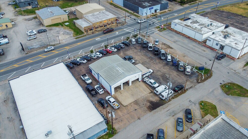 More Photos Of 120 E Mulberry St, Angleton Auto Dealership For Lease
