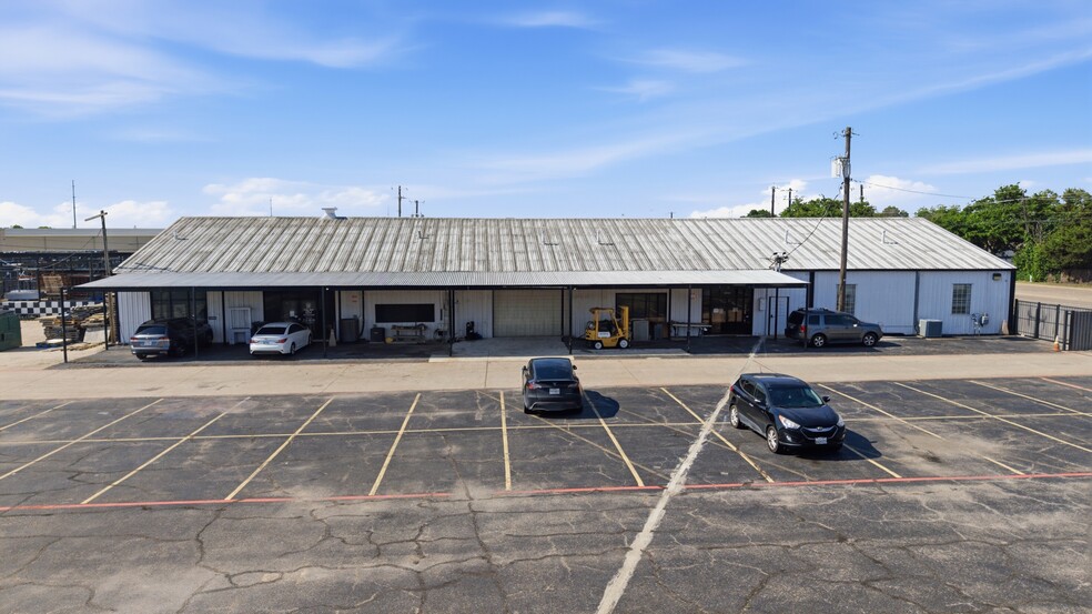 More Photos Of 1824 N 1st St, Garland Warehouse For Lease
