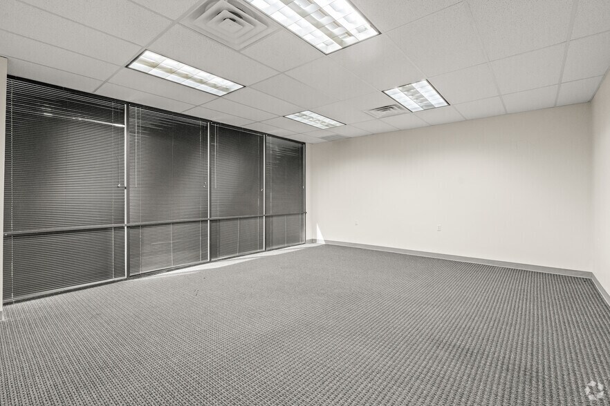 More Photos Of 1213 W Carrier Pky, Grand Prairie Unknown For Lease