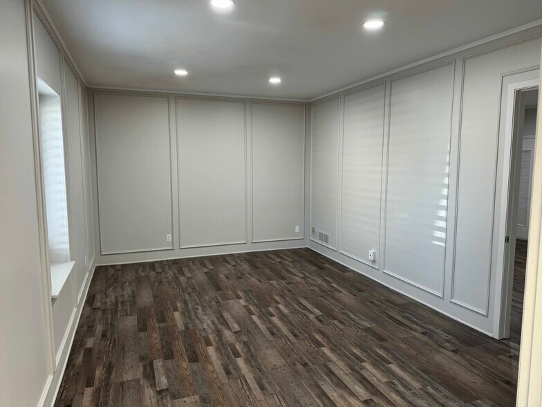 More Photos Of 300 N Washington St, Kaufman Office For Sale