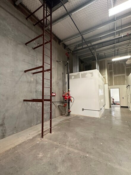 More Photos Of 2045 Lauwiliwili St, Kapolei Warehouse For Lease