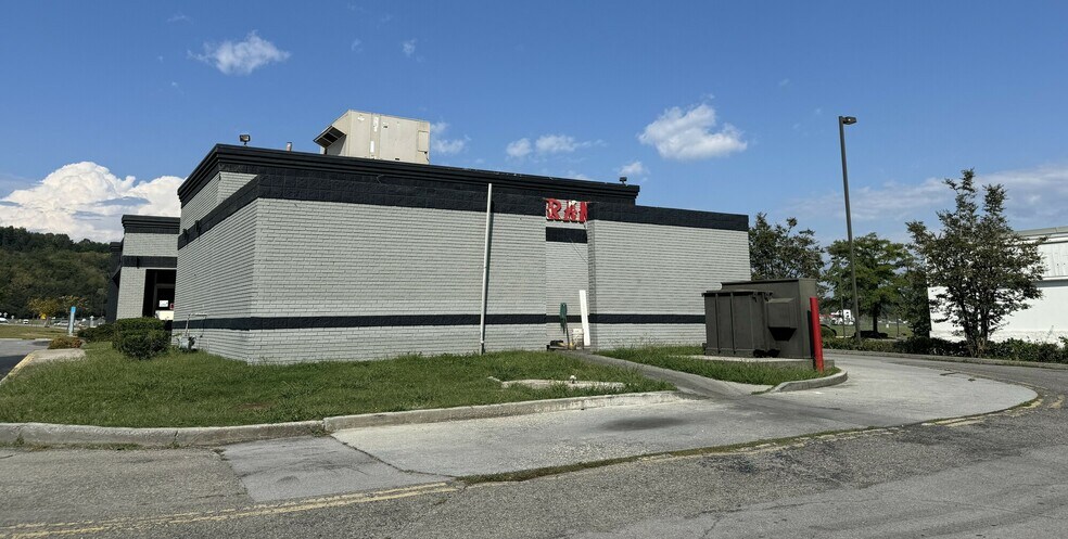 More Photos Of 2904 Knoxville Center Dr, Knoxville General Retail For Sale