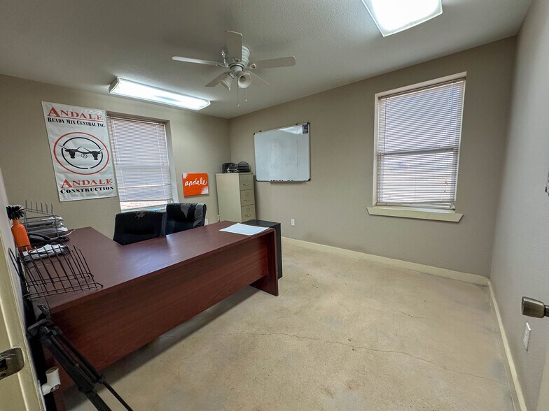 More Photos Of 193 Welco Ln, Jourdanton Warehouse For Sale