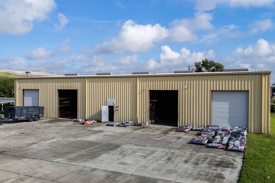 More Photos Of 6901 S 78th St, Riverview Warehouse For Lease