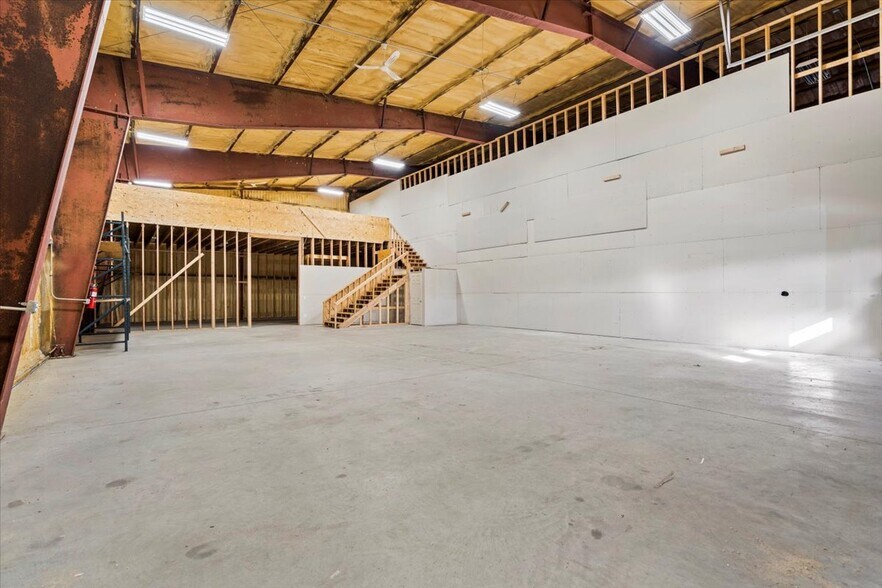 More Photos Of 0000 Orchard Lake, Pontiac Light Manufacturing For Lease