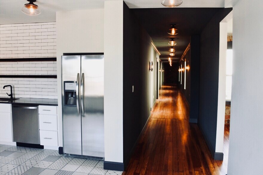 More Photos Of 689 Central Ave, Saint Petersburg General Retail For Lease