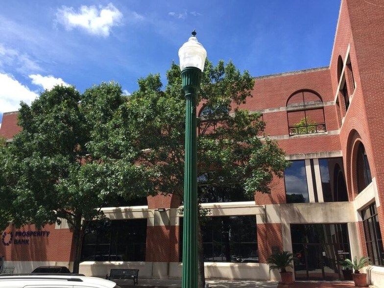 More Photos Of 401 Main Plz, New Braunfels Office For Lease