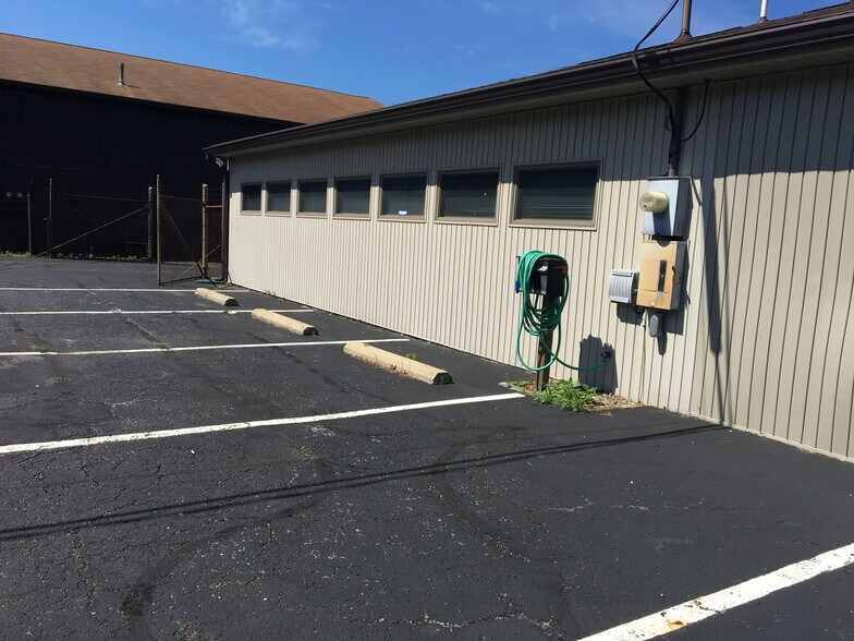 More Photos Of 47 Alice Dr, Akron Office For Lease
