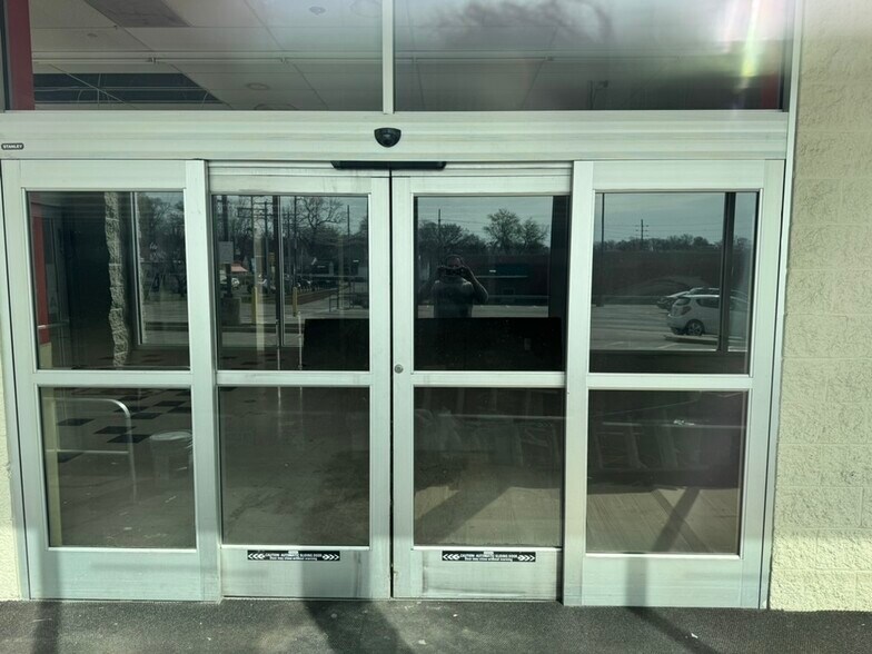 More Photos Of 10006-10056 W Florissant Ave, Saint Louis Storefront For Lease