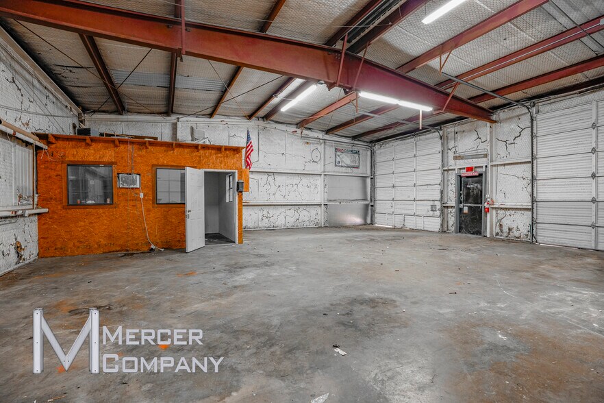 More Photos Of 3103 W Pioneer Pky, Pantego Warehouse For Lease