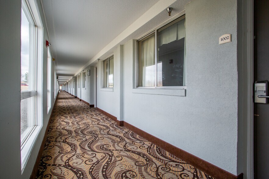 More Photos Of 6910 27th St, Moline Hotel For Sale