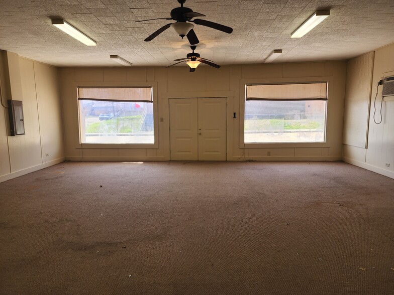More Photos Of 110 N Zavalla St, Jasper Showroom For Sale