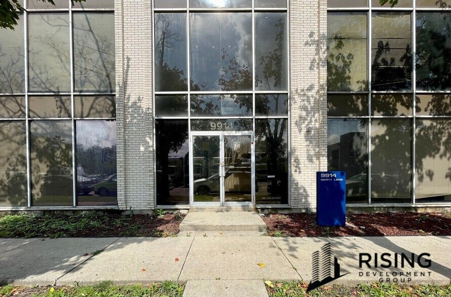 More Photos Of 9914 W Derby Ln, Westchester Flex For Sale