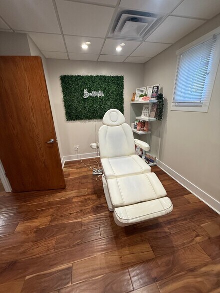 More Photos Of 217 Breckenridge Ln, Louisville Medical For Sale