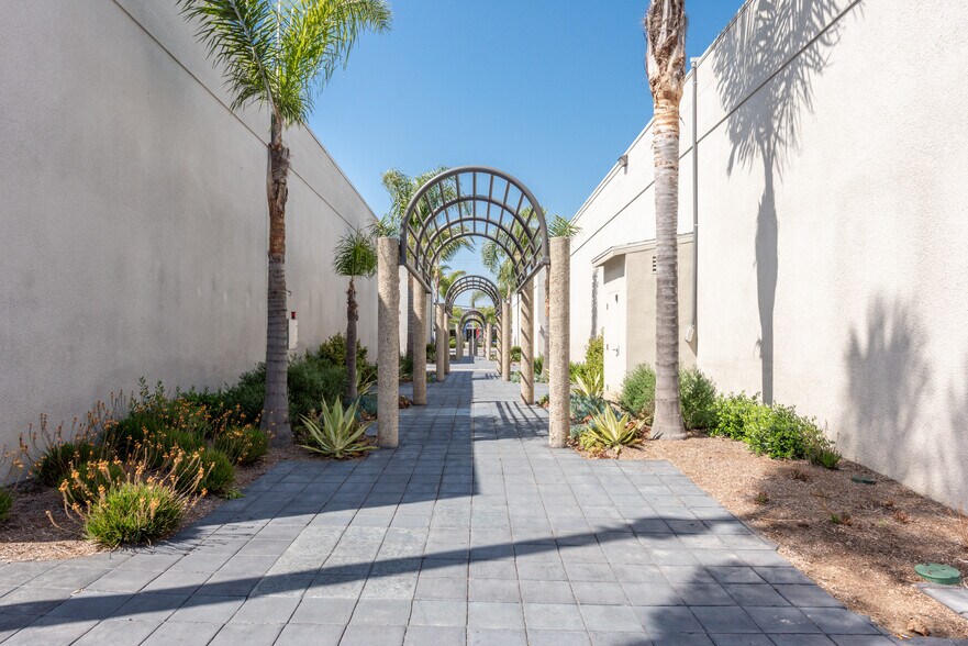 More Photos Of 711 W 17th St, Costa Mesa Flex For Sale