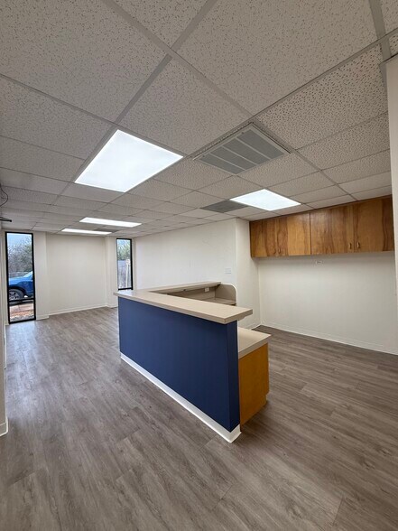 More Photos Of 2401 W Green Oaks Blvd, Arlington Office For Lease