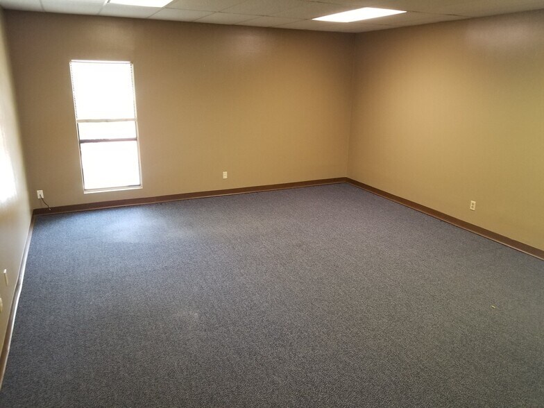 More Photos Of 120 W 5th St, Tyler Office For Lease