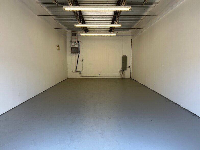 More Photos Of 713 Commerce Way, Jupiter Warehouse For Lease