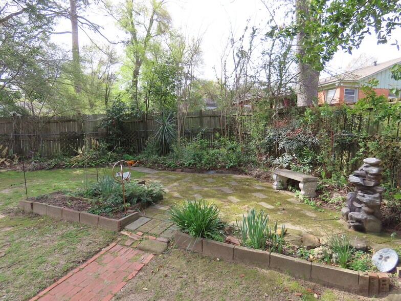 More Photos Of 1923 S Beckham Ave, Tyler Office Residential For Lease