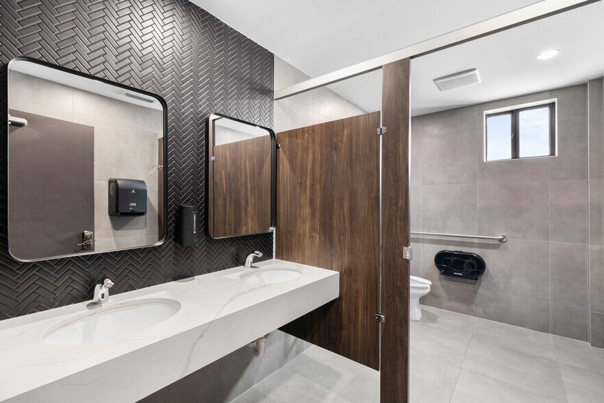 More Photos Of 2640 Hollywood Blvd, Hollywood Office For Lease