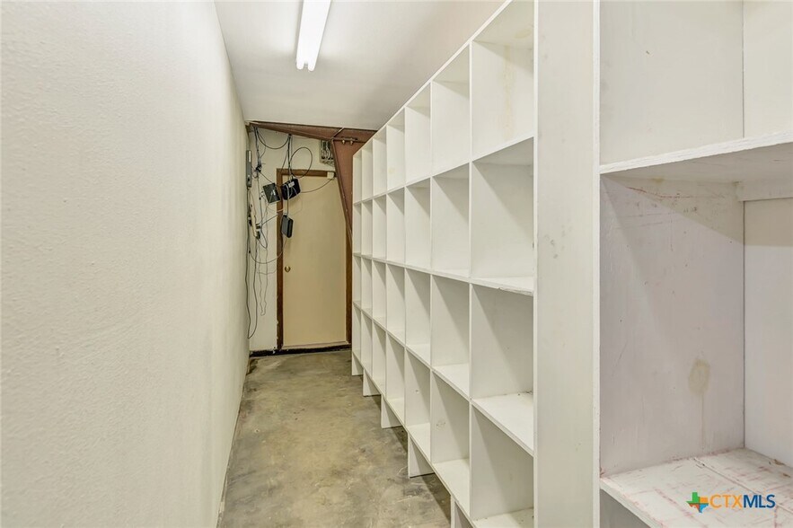 More Photos Of 306 N Wells St, Edna Office For Sale